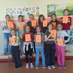 Uczniowie klas I-III z dyplomami