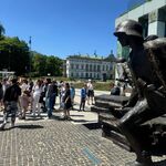 Uczniowie przed Pomnikiem Powstania Warszawskiego