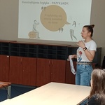 Prowadząca zajęcia pani Marta a w tle slajd z prezentacji