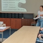 Prowadząca zajęcia pani Marta Chmielewska a w tle slajd z prezentacji