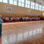 Pani Dyrektor rozpoczyna festyn na sali gimnastycznej