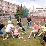 Dzieci przeciągają linę