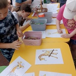 Stoisko tematyczne i rysujący uczniowie