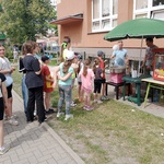 Dzieci czekają na watę cukrową