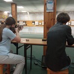 Uczniowie na strzelnicy sportowej