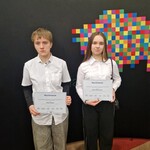 Alicja i Oliwia z dyplomami
