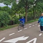 Uczeń w trakcie przejazdu egzaminacyjnego na kartę rowerową