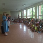 Pani wicedyrektor wita uczniów 