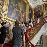 Uczniowie zwiedzają wnętrza Pałacu Zamoyskich