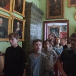 Uczniowie podziwiają architekturę Pałacu w Kozłówce