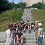 Uczniowie na tle ruin zamku w Kazimierzu Dolnym