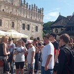 Uczniowie podziwiają kamieniczki na Rynku głównym w Kazimierzu