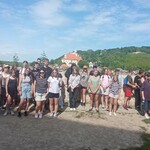 Uczestnicy wycieczki na tle panoramy Kazimierza Dolnego