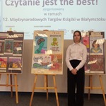 Uczennica klasy 8 B na gali podsumowującej wyniki konkursu