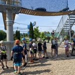 Uczniowie klas czwartych przed wejściem na tor wspinaczkowy