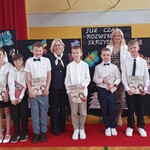 Wyróżnieni uczniowie z klasy trzeciej A z wychowawczynią, panią dyrektor i wicedyrektor