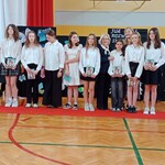Wyróżnione uczennice z klasy 5 A z wychowawczynią, panią dyrektor i wicedyrektor