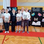 Wyróżnieni uczniowie z klasy 5 B z wychowawczynią, panią dyrektor i wicedyrektor