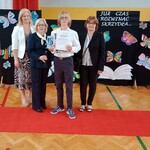 Uczeń wyróżniony statuetką za najwyższą średnią ocen na zakończenie roku