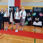 Wyróżnieni uczniowie z klasy 6 B z wychowawczynią, panią dyrektor i wicedyrektor