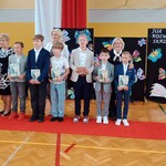 Wyróżnieni uczniowie z klasy 4 A z wychowawczynią, panią dyrektor i wicedyrektor