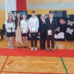 Wyróżnieni uczniowie z klasy 6 A z wychowawczynią, panią dyrektor i wicedyrektor