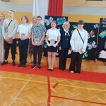 Wyróżnieni uczniowie z klasy 7 B z wychowawczynią, panią dyrektor i wicedyrektor