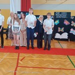 Wyróżnieni uczniowie z klasy 7 A z wychowawczynią, panią dyrektor i wicedyrektor