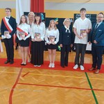 Wyróżnieni uczniowie z klasy 8 B z wychowawcą, panią dyrektor i wicedyrektor