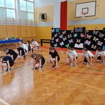 Występ grupy tanecznej - dziewcząt z klas 5 - 7 