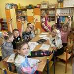 Dzieci ze świetlicy wykonują plakaty na temat bezpieczeństwa