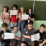 Uczniowie z klasy 6 B prezentują swoje prace na temat bezpieczeństwa