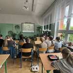 Uczniowie klas 4 i 6 oglądają film o bezpiecznych zachowaniach podczas wakacji