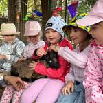 Dziewczynki z grupy Żabki przytulają owieczkę