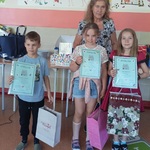 Uczniowie którzy otrzymali wyróżnienie  w Konkursie Piosenki Wakacyjnej