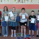 Uczniowie którzy otrzymali nagrodę za zbiórkę makulatury