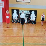 Dyrektor szkoły pani Alicja Sitko wita uczniów po wakacjach