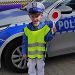 Przedszkolak  w czapce policyjnej.jpg