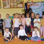 zdjęcie  grupowe  dzieci z nauczycielką. 
