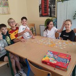  Dzieci grają w angielskie rebusy