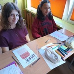 Dziewczyny wykonują prace plastyczne, lapbooki i sprawdzają swoją wiedzę 