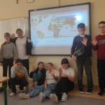 Klasa 5 b zgaduje Jaki to język przy tablicy interaktywnej