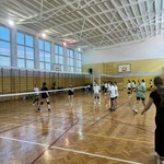 Uczniowie grają w siatkówkę