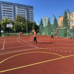 Chłopcy na boisku grają w piłkę nożną
