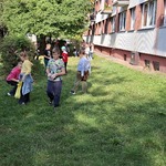 Uczniowie klasy 2 A sprzątają teren osiedla Antoniuk.jpg