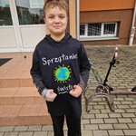 Uczeń klasy 7 B w bluzie z logo akcji Sprzątanie Świata.jpg