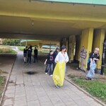 Uczniowie klasy 8 A sprzątają teren wokół szkoły.jpg