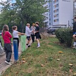 Uczniowie klasy 6 B sprzątają teren wokół boiska.jpg