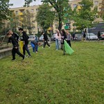 Uczniowie klasy 7 B zbierają odpady na placu szkolnym.jpg