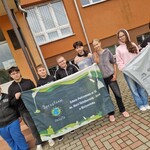 Uczniowie klasy 7 B trzymają baner promujący Akcję Sprzątania Świata.jpg